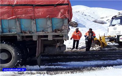 بارش برف در محور مشهد-  تربت حیدریه و تلاش راهدارن برای باز نگاه داشتن جاده به روایت تصویر