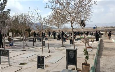 آرامیدن 12هزار نفر در آرامستان جواد الائمه تربت‌حیدریه/ کارکنانی که مستحق سختی کار هستند/  غسال زن: فرزندم که از شغلم با خبر شده مرتب شستشویی دستهایم را کنترل می کند/ عدم استقبال شهروندان تربت حیدریه از قبرهای 2 طبقه/ صحنه‌های دردآور و تاثیر منفی  بر روح و روان شاغلین آرامستان