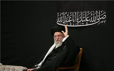 تصاویر/ حضور رهبر انقلاب در حسینیه امام خمینی در شب عاشورای حسینی