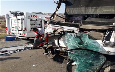 18 کشته و مصدوم در تصادف اتوبوس و کامیون محور تربت حیدریه- مشهد