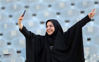 تصاویر : شور و شوق زنان ایرانی در استادیوم آزادی