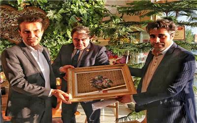 اهدای عکسهای منتخب جشنواره زعفران به سفیر ایتالیا