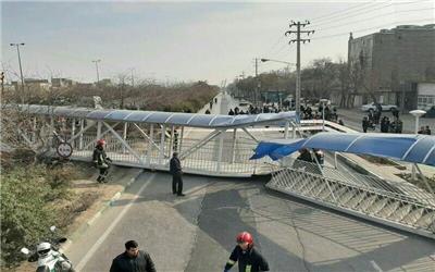 سقوط پل عابرپیاده در صدمتری مشهد/ 2 زن و 5 مرد مصدوم شدند