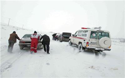 نجات خانواده گرفتار در برف توسط امدادگران در بخش بایگ تربت‌حیدریه