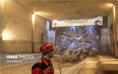 ورود دستگاه حفار تونل قطار شهری به ایستگاه پایانه مسافربری امام رضا(ع) مشهد