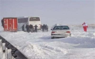 مسافرین یک دستگاه اتوبوس مسافربری در بخش رخ از یخ زدگی نجات یافتند