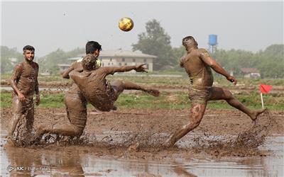 تصاویر: مسابقه فوتبال در شالیزار «فوتچل»