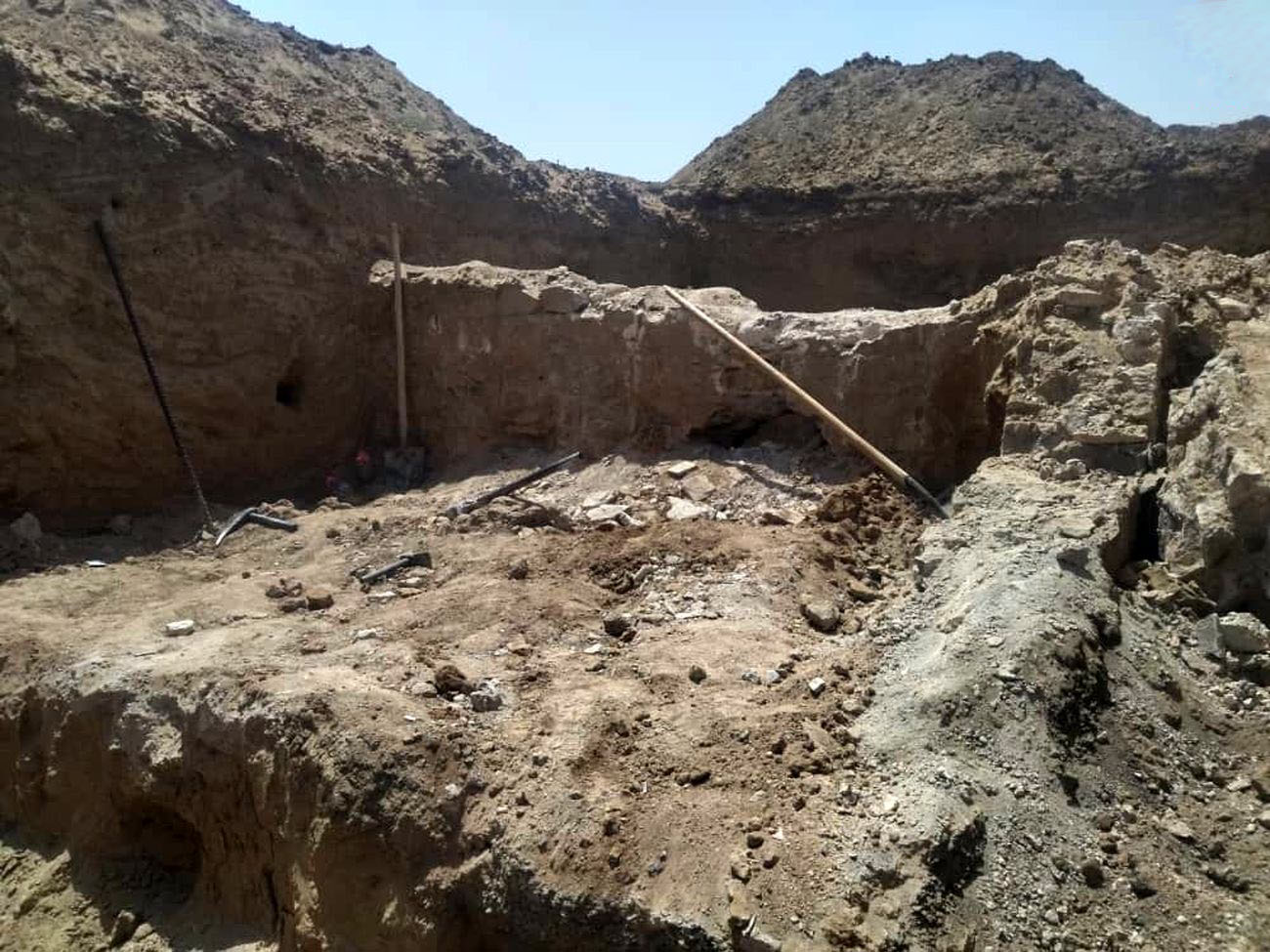 کشف بقایای اثری تاریخی حین خاکبرداری در زاوه